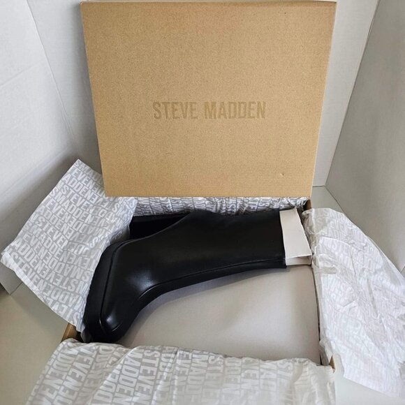 NIB - Steve Madden, Women's slightly flared block heel - Black. Size: 9. - Picture 11 of 14